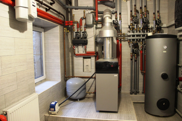Huis ketel, boiler, expansievat en andere leidingen. newmodern onafhankelijk verwarmingssysteem in ketelruimte. - Foto, afbeelding