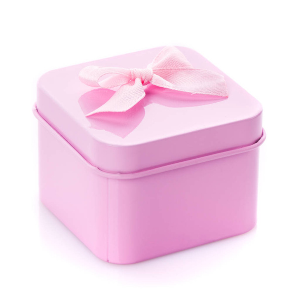 Boîte cadeau rose avec noeud rose sur fond blanc. Cadeau moderne pour toutes les vacances
. - Photo, image