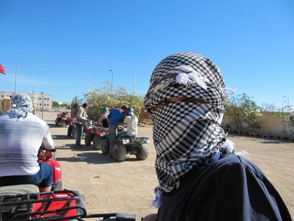 Арафат. Палестинські keffiyeh є гендерно-нейтральним картатий чорно-білий шарф, який зазвичай носять навколо шиї або голови. - Фото, зображення