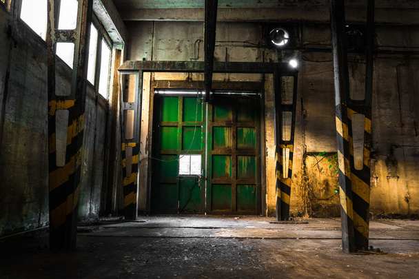 abandoned vehicle repair station inside - Foto, immagini