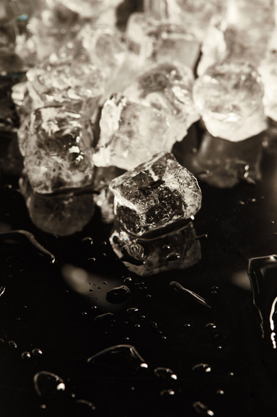 stos przezroczystych, chłodnych kostek lodu na czarnym tle z kroplami - Zdjęcie, obraz