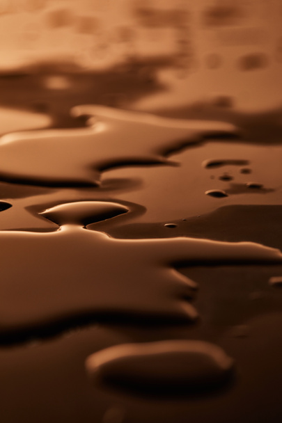 茶色の表面に水たまりと滴 - 写真・画像