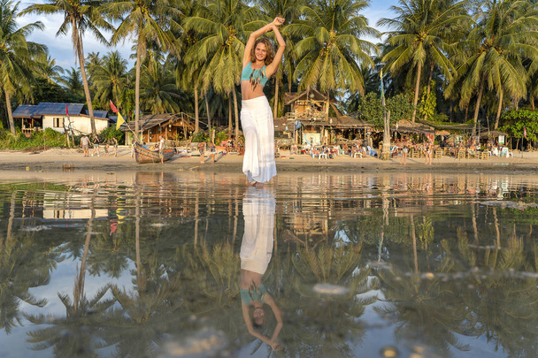 Linda menina morena caucasiana na praia tropical na água do mar, Tailândia. Natureza e conceito de verão
 - Foto, Imagem