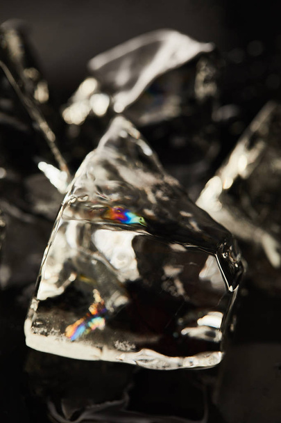 vista de perto do cubo de gelo transparente com reflexão
 - Foto, Imagem