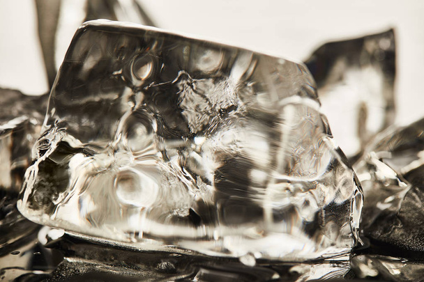 close up view of transparent melting ice cubes with drops - Foto, Imagem