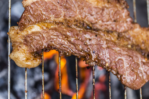 Grillowanie pyszne mięso wieprzowe na grillu węgiel drzewny - Zdjęcie, obraz