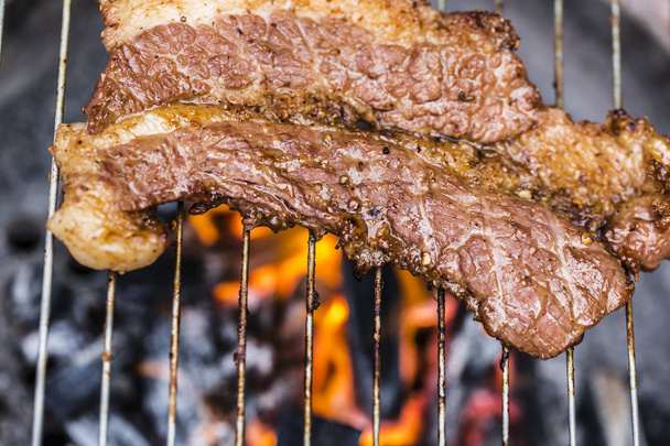 Grelhar deliciosa carne de porco no churrasco grelhador de carvão - Foto, Imagem