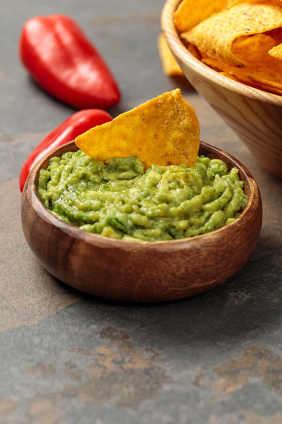 közeli kilátás a mexikói nachos a guacamole és chili paprika a kő asztal - Fotó, kép