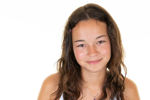 Портрет веселой девочки-подростка с копировальным пространством на белом фоне
 - Фото, изображение