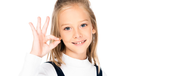 panoramische foto van lachende schoolmeisje toont OK gebaar terwijl kijken naar camera geïsoleerd op wit - Foto, afbeelding