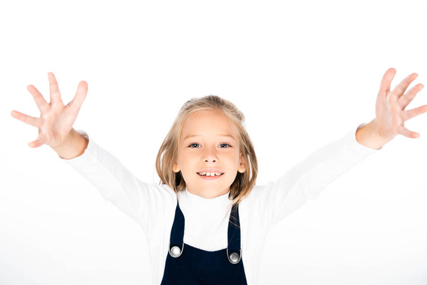 жизнерадостная школьница, показывающая пятнистые руки мелом, улыбаясь в камеру, изолированную от белого
 - Фото, изображение