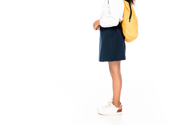 oříznutý pohled africké americké školanky se žlutým batohu na bílém - Fotografie, Obrázek