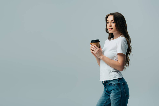 beautiful girl in white t-shirt with paper cup isolated on grey - Foto, Imagen