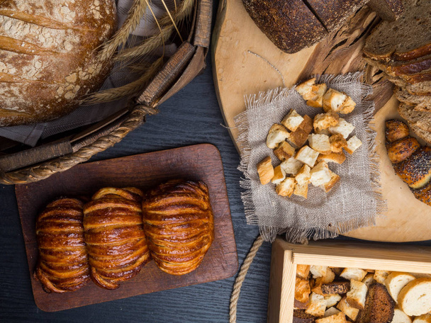 jiný čerstvý chléb křupavý sladký rok ležící na dřevěném stole - Fotografie, Obrázek