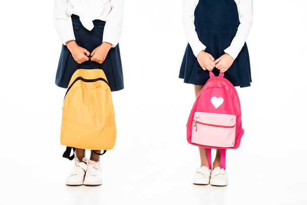 vágott kilátás két multikulturális iskolás gazdaság hátizsákok fehér alapon - Fotó, kép