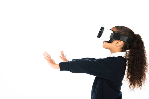 afro-americana estudante com as mãos estendidas usando realidade virtual fone de ouvido isolado no branco
 - Foto, Imagem