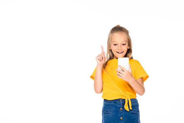 criança alegre mostrando gesto ideia ao usar smartphone isolado no branco
 - Foto, Imagem