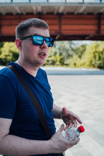 Portrait of young man in casual clothes and with sunglasses. - Foto, Bild