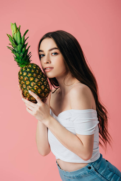 Piękny Dziewczyna stwarzające z dojrzałych pyszne ananasem na białym tle różowy - Zdjęcie, obraz