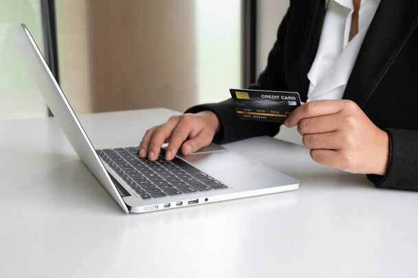 Mujer de negocios que tiene tarjeta de crédito para compras en línea y pago hacer una compra en Internet
 - Foto, Imagen