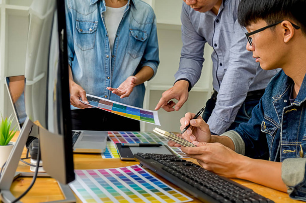 Diseño gráfico con muestras de color y tableta en un escritorio. Gráfico
 - Foto, imagen