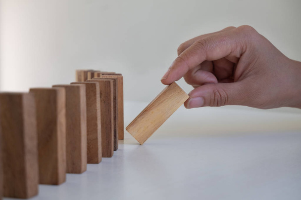 Χέρι τράβηγμα μπλοκ παιχνίδι ξύλου, τζόγος τοποθετώντας ξύλινο μπλοκ. Concept κίνδυνος διαχείρισης και στρατηγικού σχεδίου, προστασία των επιχειρήσεων - Φωτογραφία, εικόνα