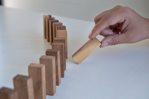 Hand pull blok hout spel, gokken plaatsen houten blok. Concept risico van management en strategieplan, bescherming van het bedrijfsleven - Foto, afbeelding