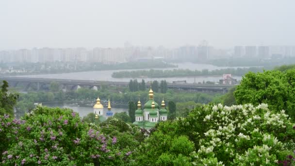 Tavaszi Kijev panoráma az esőtemplom virágzó lila ukrán 4k videó - Felvétel, videó