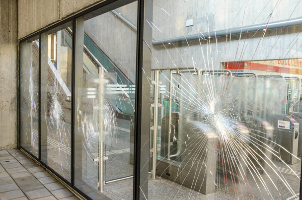 Mielenosoituksia terroristit terroristi hyökkäys rikki ikkuna lasi metro esitellä kapina, vastakkainasettelu, laittomuus, rikollisuus, mellakat
  - Valokuva, kuva