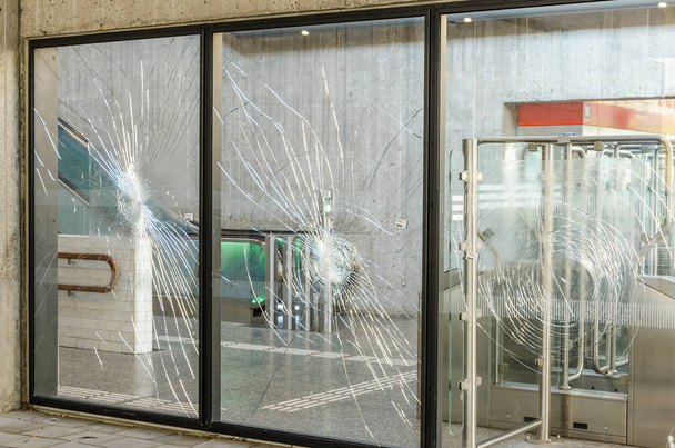 Protestos terroristas ataque terrorista janela quebrada do metrô de vidro mostrar rebelião, confronto, ilegalidade, crime, motins
  - Foto, Imagem