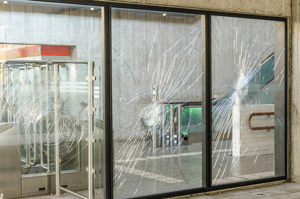Protestas terroristas ataque terrorista ventana rota metro escaparate rebelión, confrontación, ilegalidad, crimen, disturbios
  - Foto, imagen