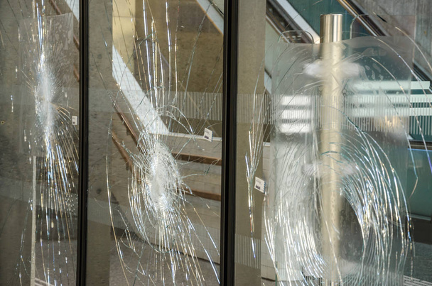 Proteste terroristi attacco terroristico rotto vetrata metropolitana vetrina ribellione, confronto, illegalità, criminalità, rivolte
  - Foto, immagini