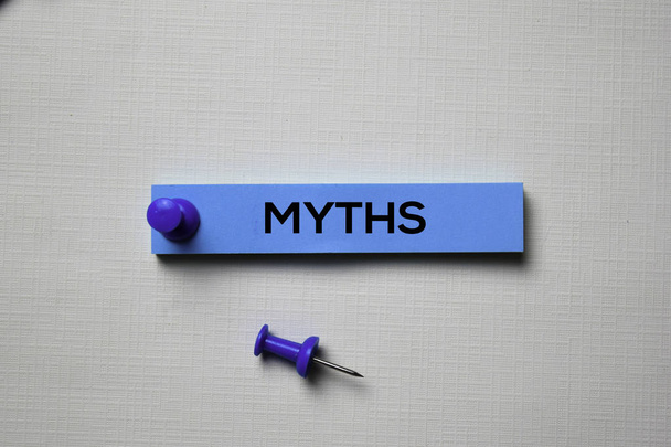 Mythen tekst op Sticky Notes geïsoleerd op kantoor bureau - Foto, afbeelding