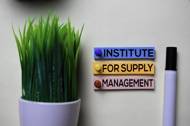 Institute For Supply Management - texto ISM em notas adesivas isoladas na mesa de escritório
 - Foto, Imagem