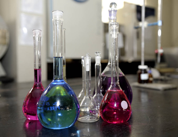 Vetreria da laboratorio contenente liquido chimico colorato, concetto di ricerca e sviluppo di laboratorio
 - Foto, immagini