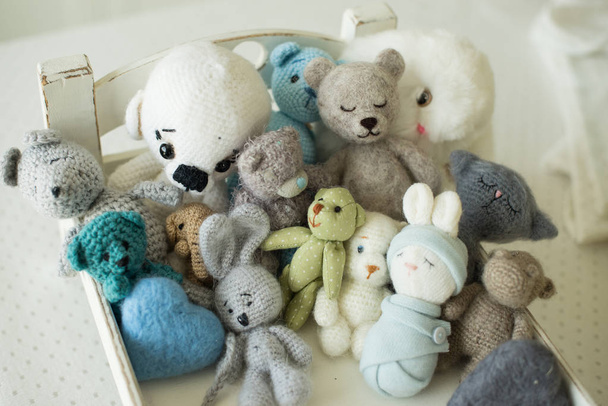 collezione di giocattoli fatti a mano. manufatti a maglia, feltro di lana e cotone cuciti
 - Foto, immagini
