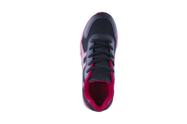 Sneakers Sneakers rosa nere. Scarpe sportive vista laterale su sfondo bianco
. - Foto, immagini