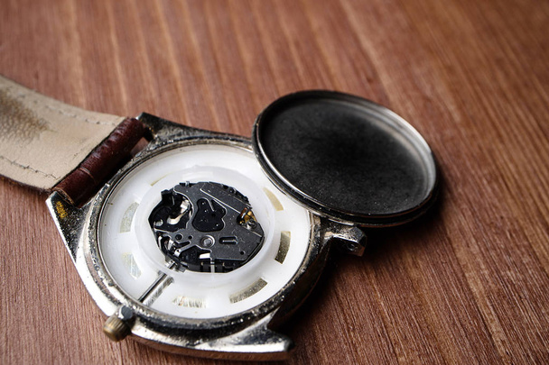 viejo reloj de pulsera desmontado roto maltrecho maltrecho
 - Foto, Imagen