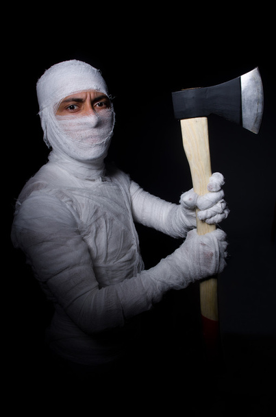 Mumie se sekyrou v halloween koncepce - Fotografie, Obrázek