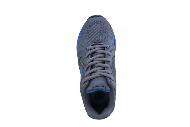 Baskets gris avec semelles bleues. Chaussures de sport sur fond blanc
 - Photo, image