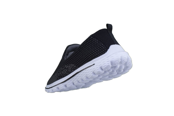Baskets noires sur semelles blanches. Chaussures de sport sur fond blanc
. - Photo, image