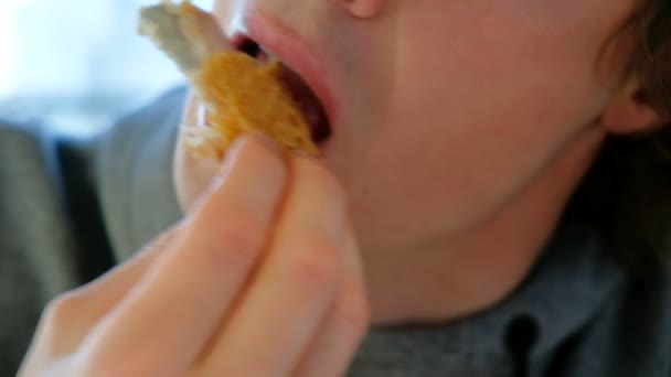 fast food restaurante visitante com sardas come frango
 - Filmagem, Vídeo