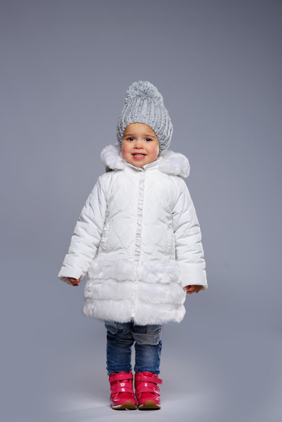 αστείο μικρό κορίτσι στο χειμερινό παλτό - Φωτογραφία, εικόνα