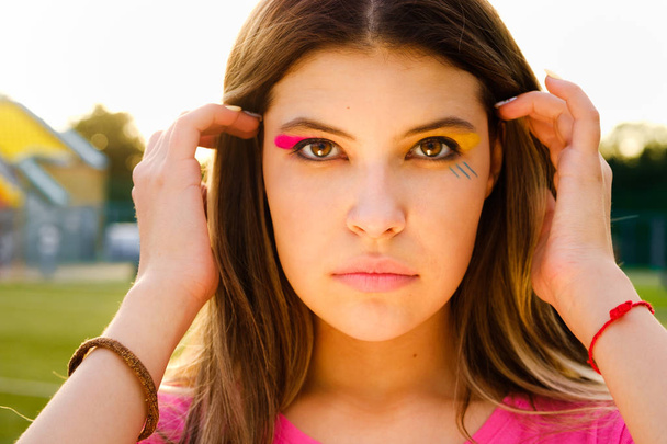 girl with bright creative make-up in the sunset at the park - Foto, imagen