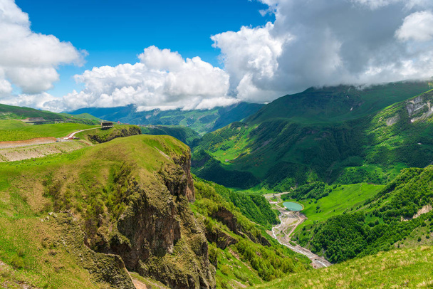 Краєвиди Кавказу, поїздка на гори по Грузії - Фото, зображення