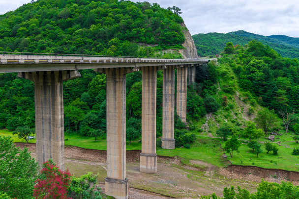 ponte rodoviária em suportes altos nas montanhas pitorescas do
 - Foto, Imagem