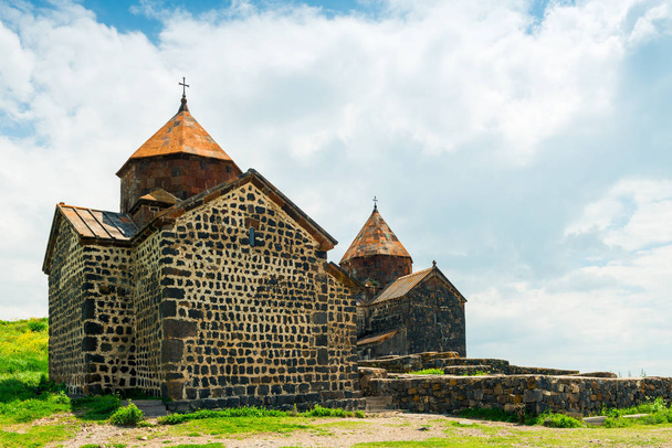 セ湖岸のアルメニア・セヴァナバンク修道院のランドマーク - 写真・画像