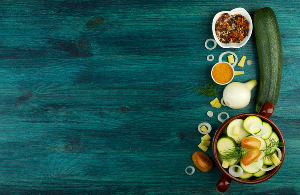 VEGETABLES ON BACKGROUND. FRESH VEGETABLES AND SPICES ON A WOODEN SURFACE. COPY SPACE  - 写真・画像