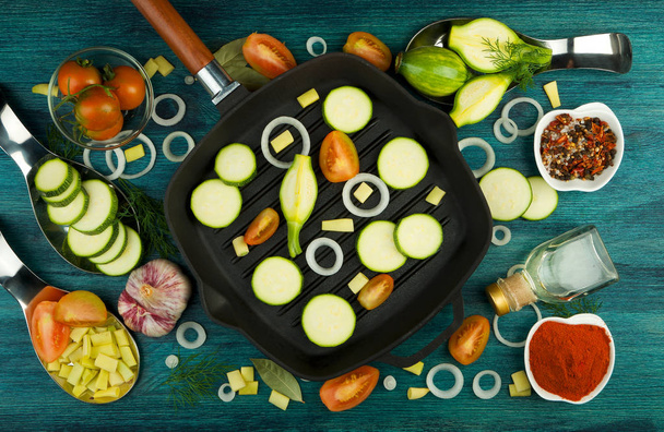 VEGETABLES ON BACKGROUND. FRESH VEGETABLES AND SPICES NEAR A FISHING SET ON A WOODEN SURFACE. COPY SPACE  - Foto, Imagem