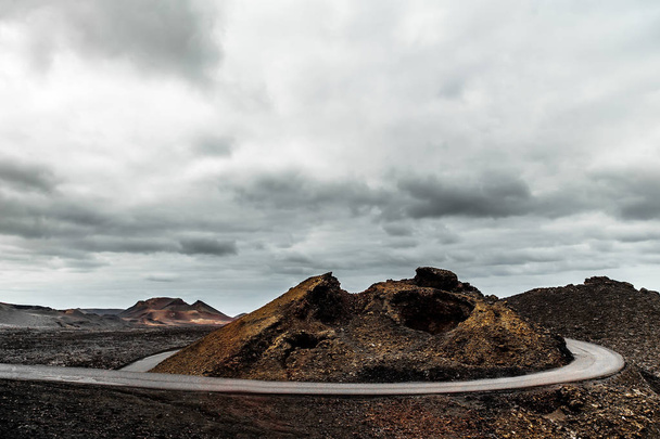 黒い砂と赤い山々を持つランサローテ島のユニークな火山性 - 写真・画像